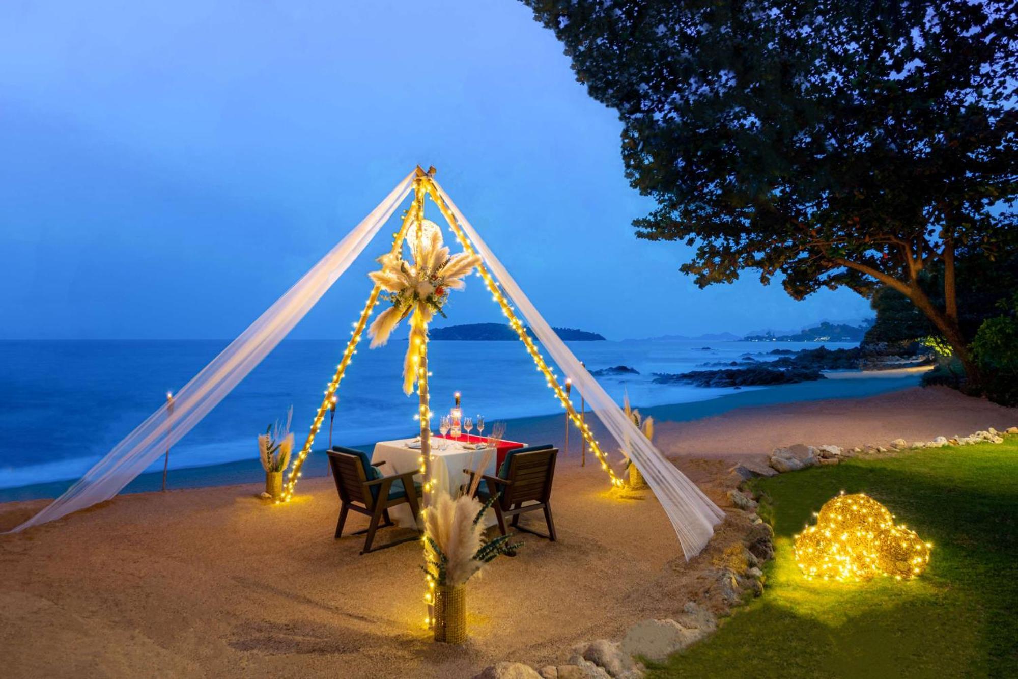 Hyatt Regency Koh Samui Otel Chaweng Plajı Dış mekan fotoğraf A romantic dinner on the beach