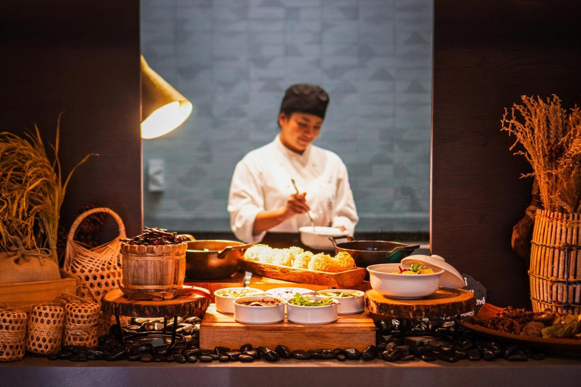 Hyatt Regency Koh Samui Otel Chaweng Plajı Dış mekan fotoğraf A chef at work